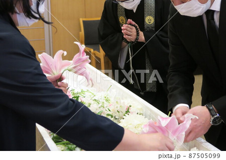 故人とお別れをする遺族 故人とお別れをする遺族 87505099