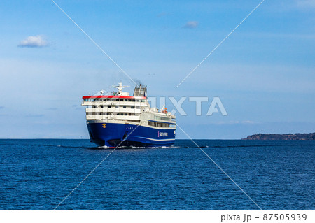 【新潟県】佐渡両津港に入港するときわ丸 87505939