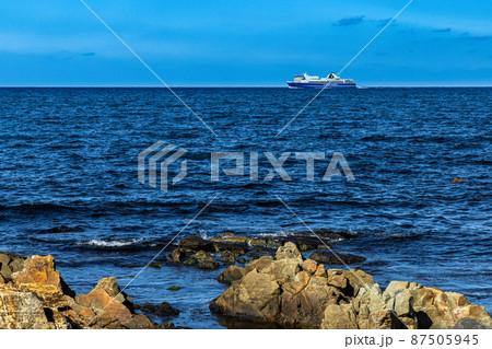 【新潟県】佐渡両津港に入港するときわ丸 【新潟県】佐渡両津港に入港するときわ丸 87505945