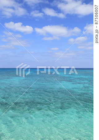 沖縄　伊平屋　野甫大橋から見える風景 87506007