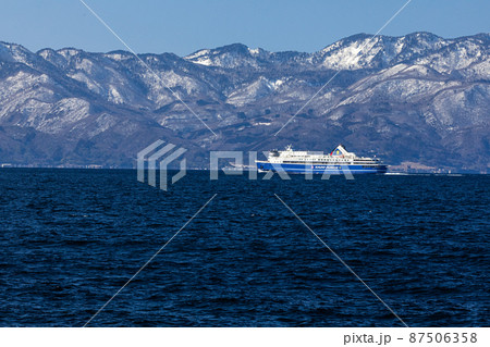 【新潟県】佐渡両津湾を航行するときわ丸 87506358