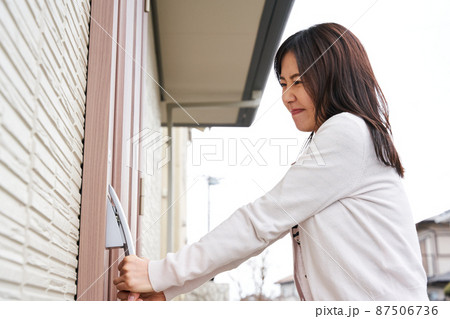 締め出し 夫婦喧嘩 喧嘩 近所トラブル 苦情 締め出し 夫婦喧嘩 喧嘩 近所トラブル 苦情 87506736