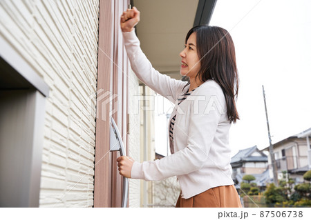 締め出し 夫婦喧嘩 喧嘩 近所トラブル 苦情 87506738