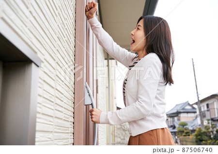 締め出し 夫婦喧嘩 喧嘩 近所トラブル 苦情 87506740