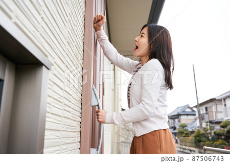 締め出し 夫婦喧嘩 喧嘩 近所トラブル 苦情 87506743