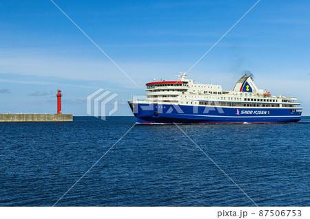 【新潟県】ときわ丸を出迎える赤灯台 【新潟県】ときわ丸を出迎える赤灯台 87506753