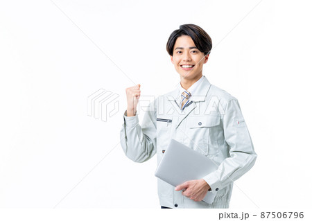 白バックの若い男性の技術者 87506796