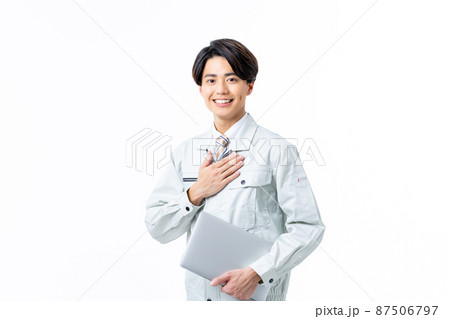 白バックの若い男性の技術者 87506797