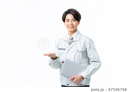 白バックの若い男性の技術者 87506798