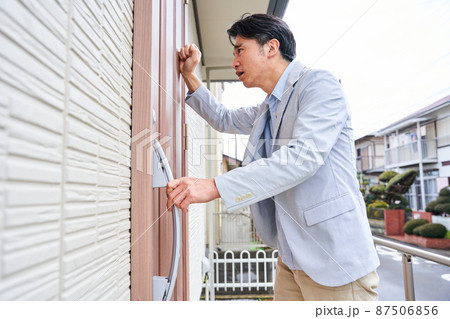 締め出し 夫婦喧嘩 喧嘩 近所トラブル 苦情 追い出す 87506856