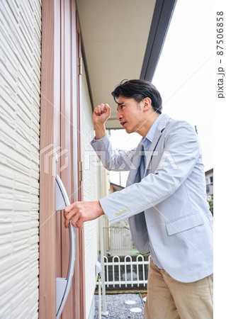 締め出し 夫婦喧嘩 喧嘩 近所トラブル 苦情 追い出す 締め出し 夫婦喧嘩 喧嘩 近所トラブル 苦情 追い出す 87506858