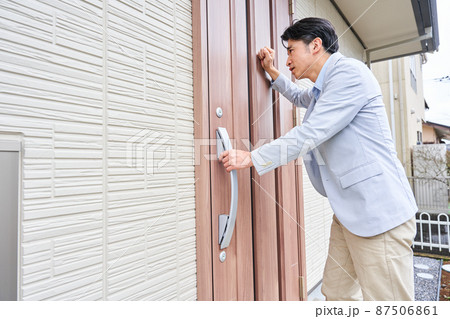 締め出し 夫婦喧嘩 喧嘩 近所トラブル 苦情 追い出す 87506861