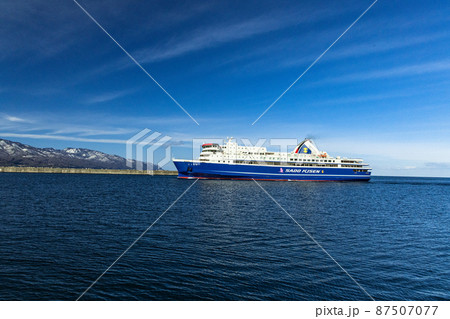【新潟県】客船を迎える早春の両津港と大佐渡山脈 【新潟県】客船を迎える早春の両津港と大佐渡山脈 87507077