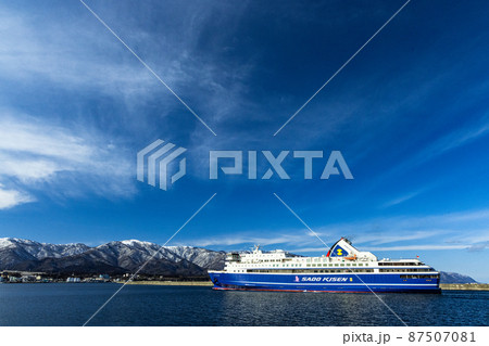 【新潟県】客船を迎える早春の両津港と大佐渡山脈 【新潟県】客船を迎える早春の両津港と大佐渡山脈 87507081