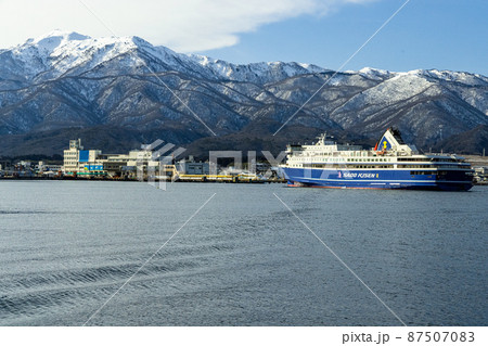 【新潟県】客船を迎える早春の両津港と大佐渡山脈 【新潟県】客船を迎える早春の両津港と大佐渡山脈 87507083
