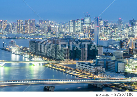 【都市風景】まだ人が入っていないマンションの夜景 【都市風景】まだ人が入っていないマンションの夜景 87507180