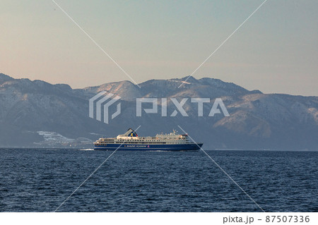 【新潟県】佐渡両津湾を出港するときわ丸 【新潟県】佐渡両津湾を出港するときわ丸 87507336