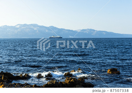 【新潟県】佐渡両津湾を出港するときわ丸 【新潟県】佐渡両津湾を出港するときわ丸 87507338