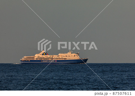 【新潟県】夕陽を浴びて佐渡姫崎通過 87507611