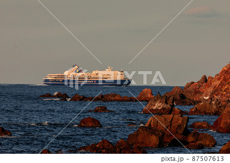 【新潟県】夕陽を浴びて佐渡姫崎通過 87507613