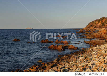 【新潟県】夕陽を浴びて佐渡姫崎通過 【新潟県】夕陽を浴びて佐渡姫崎通過 87507614