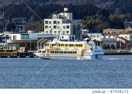 【新潟県】両津港に入港するジェットフォィル 87508172