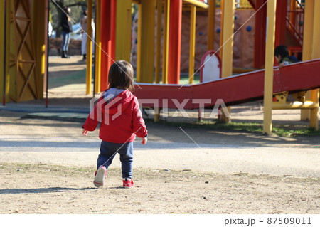 周南フレンドパークで遊ぶ女の子、山口県、周南市 周南フレンドパークで遊ぶ女の子、山口県、周南市 87509011