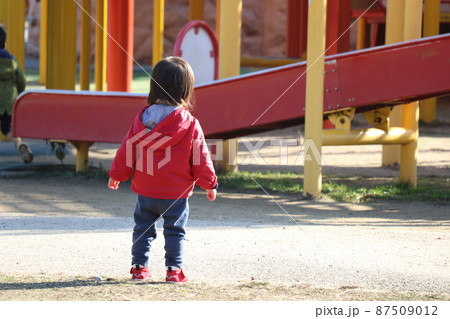 周南フレンドパークで遊ぶ女の子、山口県、周南市 周南フレンドパークで遊ぶ女の子、山口県、周南市 87509012
