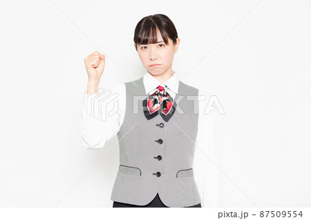 腕を振り上げて怒っているビジネスウーマン  87509554