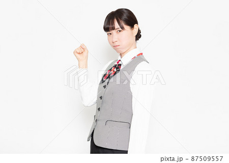 腕を振り上げて怒っているビジネスウーマン  87509557