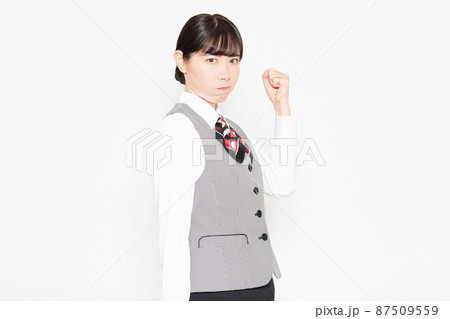腕を振り上げて怒っているビジネスウーマン  87509559
