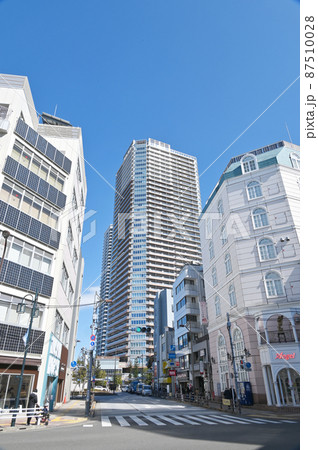 武蔵小山駅前 鮫洲大山線の交差点から望むタワーマンションとビル群 東京都品川区 武蔵小山駅前 鮫洲大山線の交差点から望むタワーマンションとビル群 東京都品川区 87510028