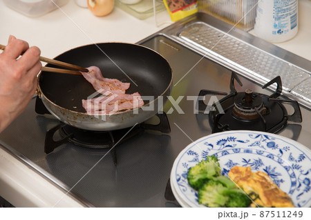【朝食作りベーコンを焼く　リアルなイメージ】 87511249