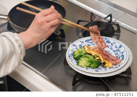 【朝食作り盛り付け リアルなイメージ】 【朝食作り盛り付け リアルなイメージ】 87511251