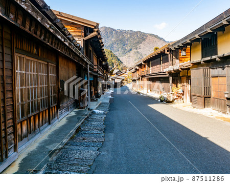 冬の妻籠宿の景色　2月冬晴れ　趣ある街並み 87511286