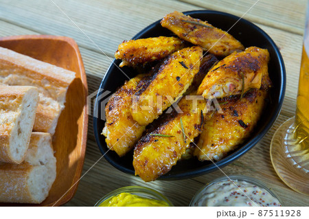 Crispy roasted chicken wings in black bowl Crispy roasted chicken wings in black bowl 87511928