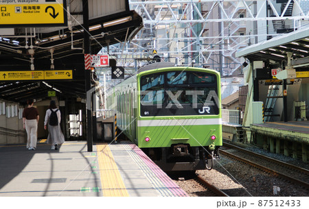JR新今宮駅と201系電車 87512433