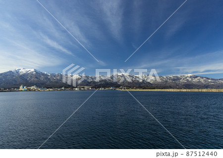 【新潟県】早春の佐渡島・両津港 87512440
