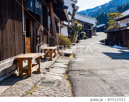 冬の妻籠宿の景色　2月冬晴れ　趣ある街並み 87512551