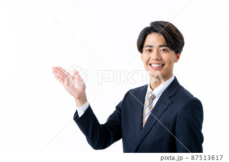 白バックの若い男性のビジネスマン 白バックの若い男性のビジネスマン 87513617