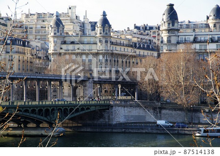 セーヌ川越しにパッシーを望む 87514138
