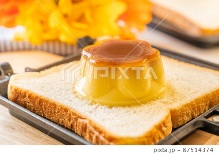 プリンをのせた食パン 87514374