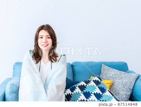 自宅でくつろぐ若い女性 87514848