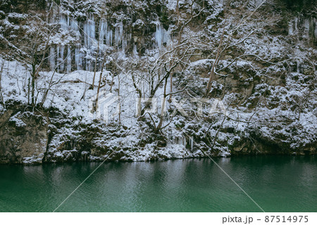 久米路峡の岩壁と氷柱群【犀川】 87514975
