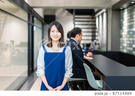オフィスのカフェテリアで働く女性 オフィスのカフェテリアで働く女性 87514989
