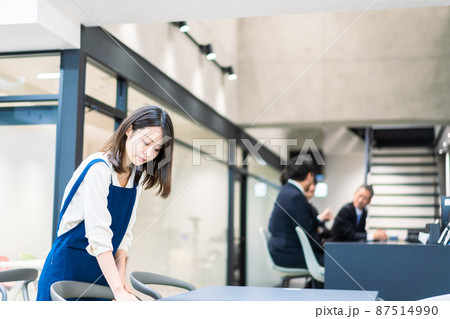 オフィスのカフェテリアで働く女性 オフィスのカフェテリアで働く女性 87514990