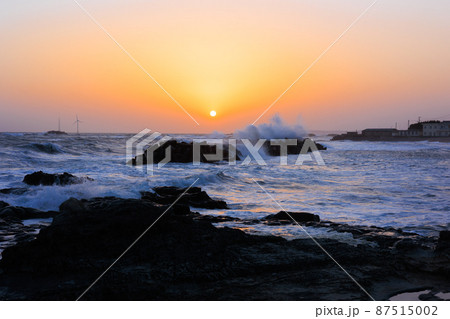 海岸線に沈む夕陽 海岸線に沈む夕陽 87515002