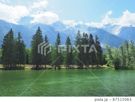 フランス シャモニーの湖とモンブラン 87515063