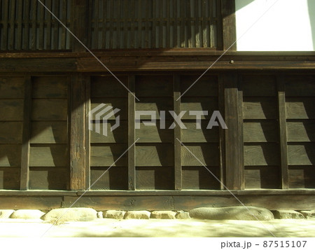 古い寺本堂の白壁と板壁 87515107