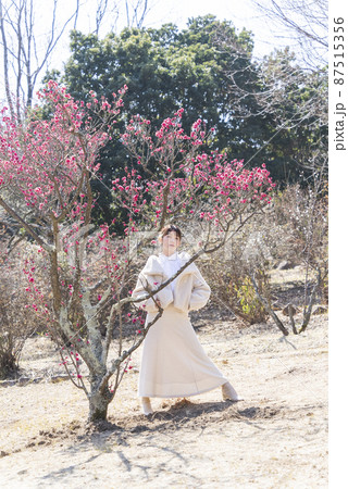 梅の花と女性 梅の花と女性 87515356